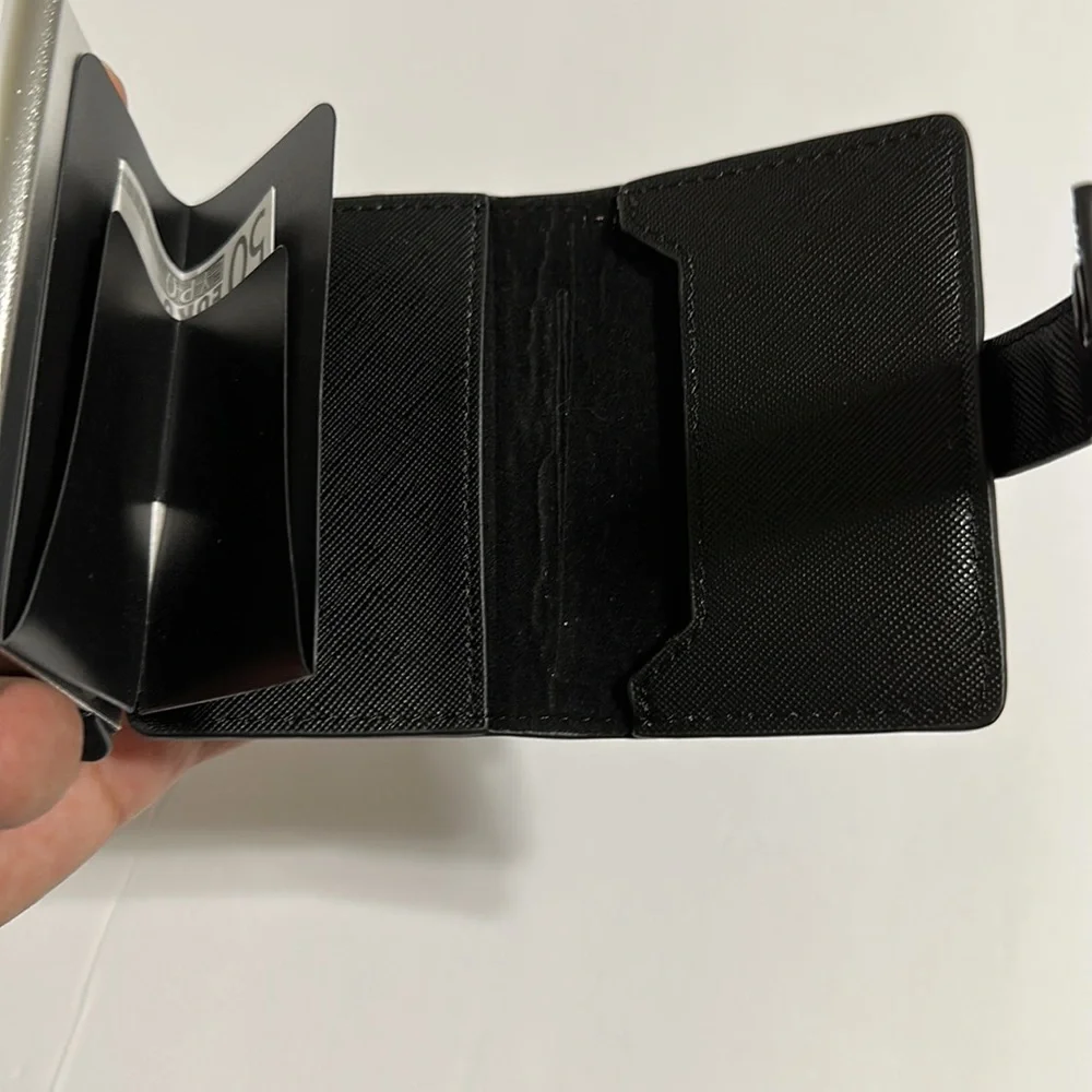 🇮🇹Carpisa Men Black Solid Three Fold Wallet With one click all the cards slide